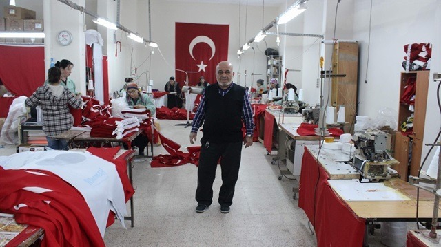 İki bacağı olmadan dünyaya ihracat yapıyor