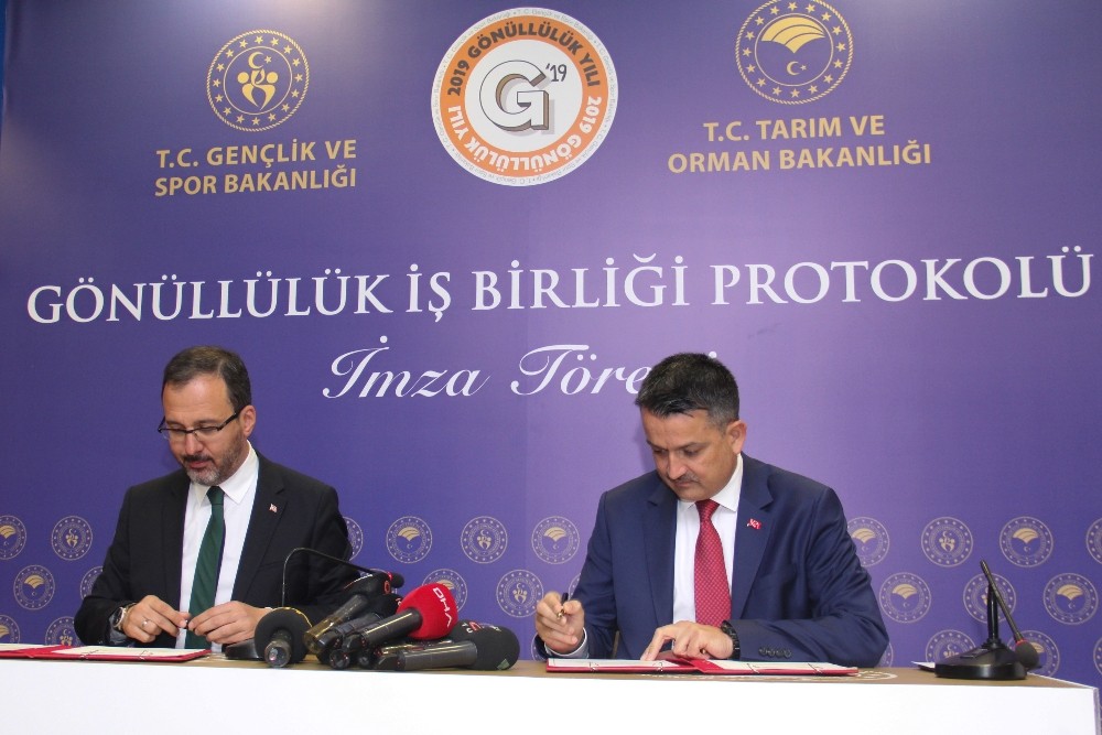 İki bakanlık ’Gönüllülük Alanında İş Birliği’ne imza attı 