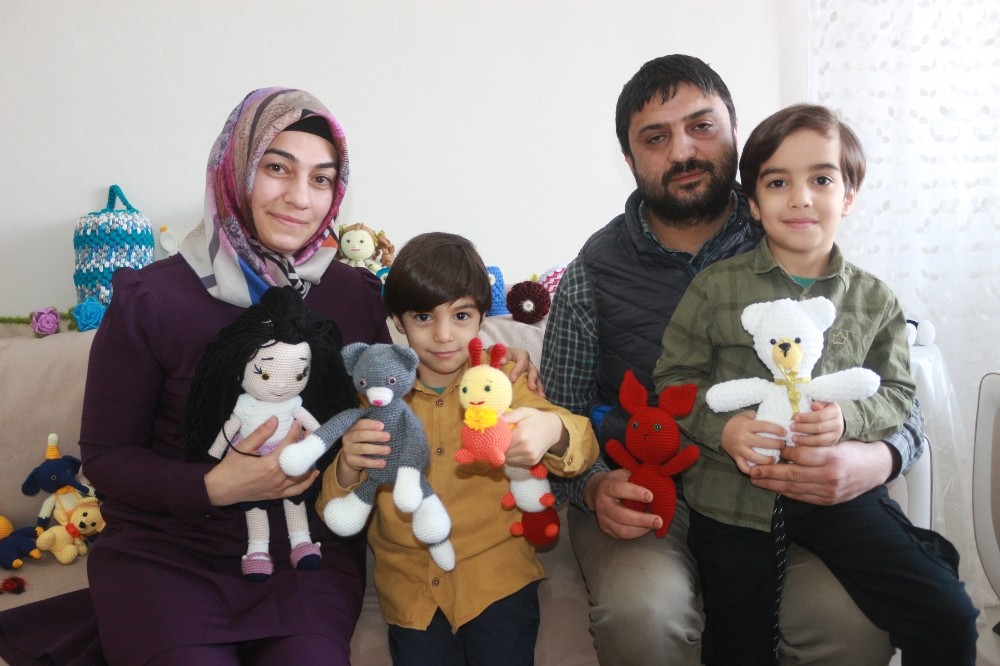 İki çocuk annesi çok sevdiği bebeklerden para kazanıyor 