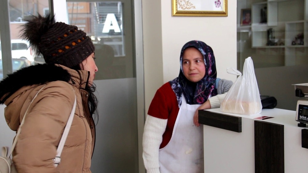 İki çölyaklı çocuğu için glutensiz pastane açtı 