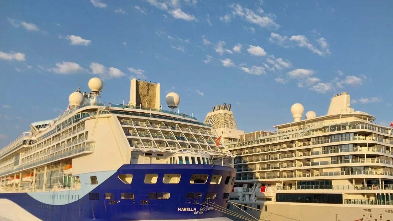 İki dev kruvaziyer gemi 2 bin 347 yolcu ile Bodrum’a demirledi!