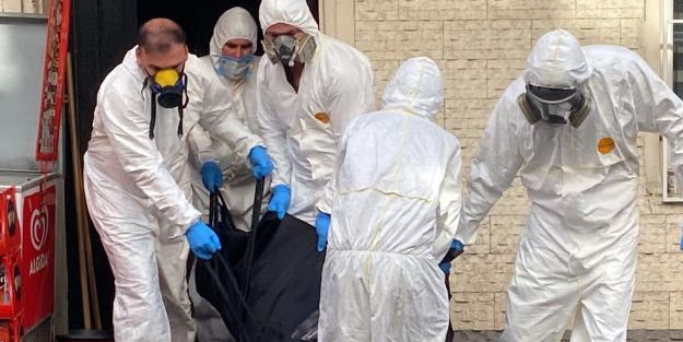  iki erkek yatakta çıplak ve birbirlerine sarılmış olarak ölü halde bulundu