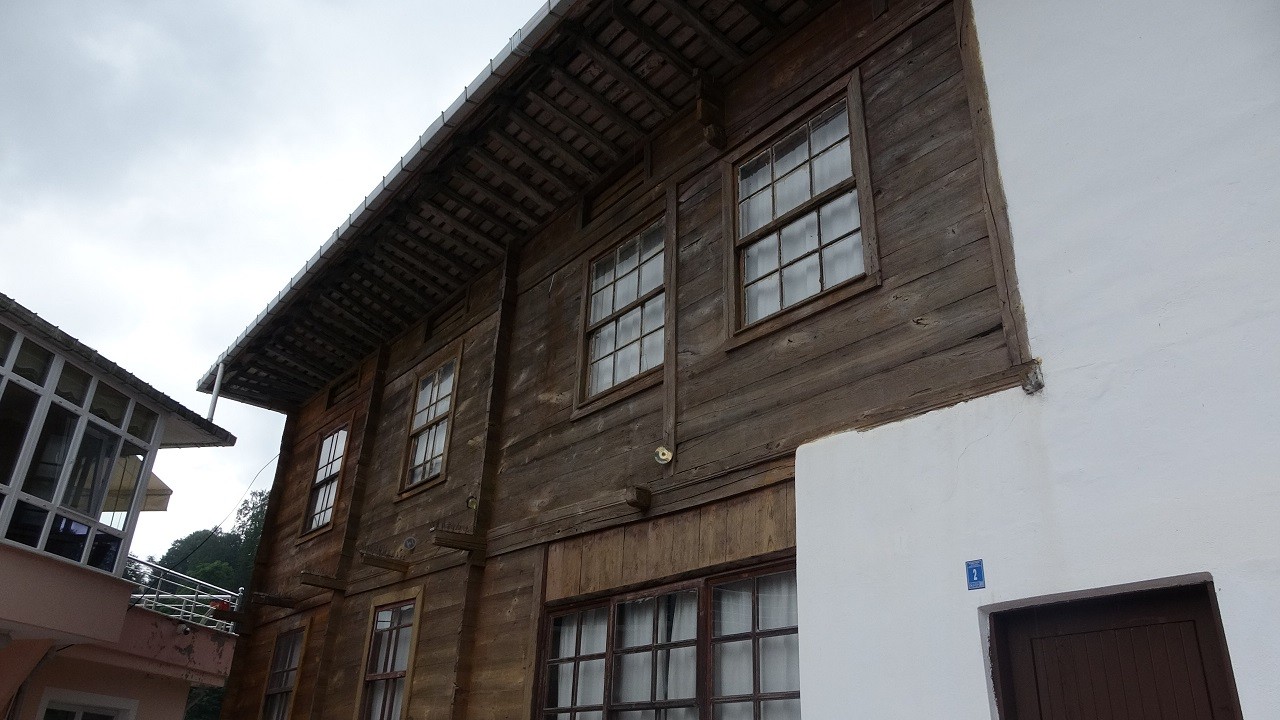 İki ev arası ilginç geçit! Arazi sıkıntısına Karadeniz usulü çözüm