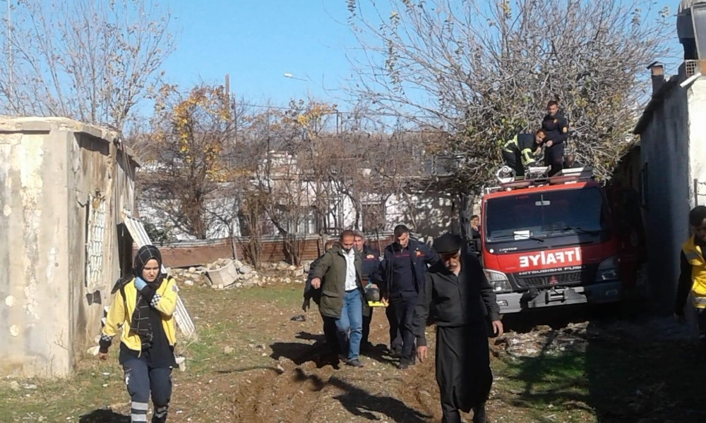 İki ev arasındaki boşluğa düşen kadın kurtarıldı 