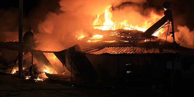 İki ev cayır cayır yandı! Tamamen kül oldular
