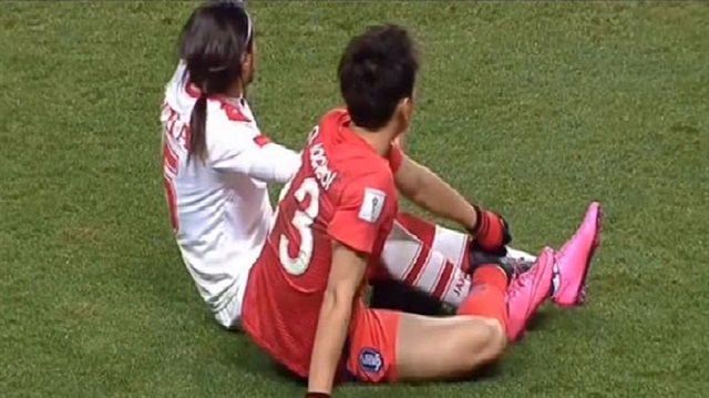 İki futbolcu birbirine düğümlendi