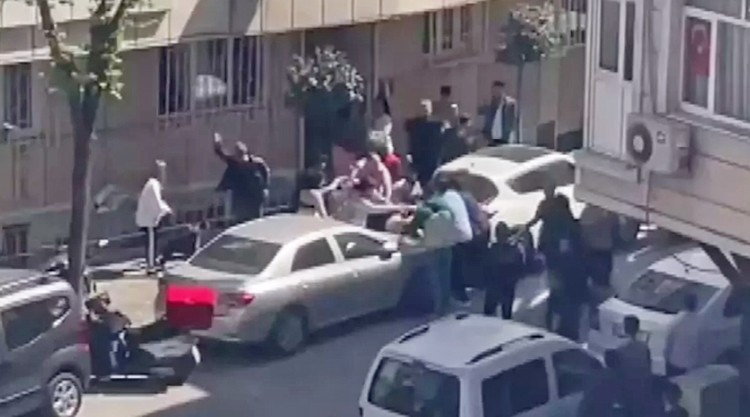 İki genç kızın parktaki kagası domino etkisi yaptı: Önce aileler, sonra mahalleli birbirine girdi
