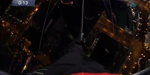 İki gökdelen arasında böyle yürüdü