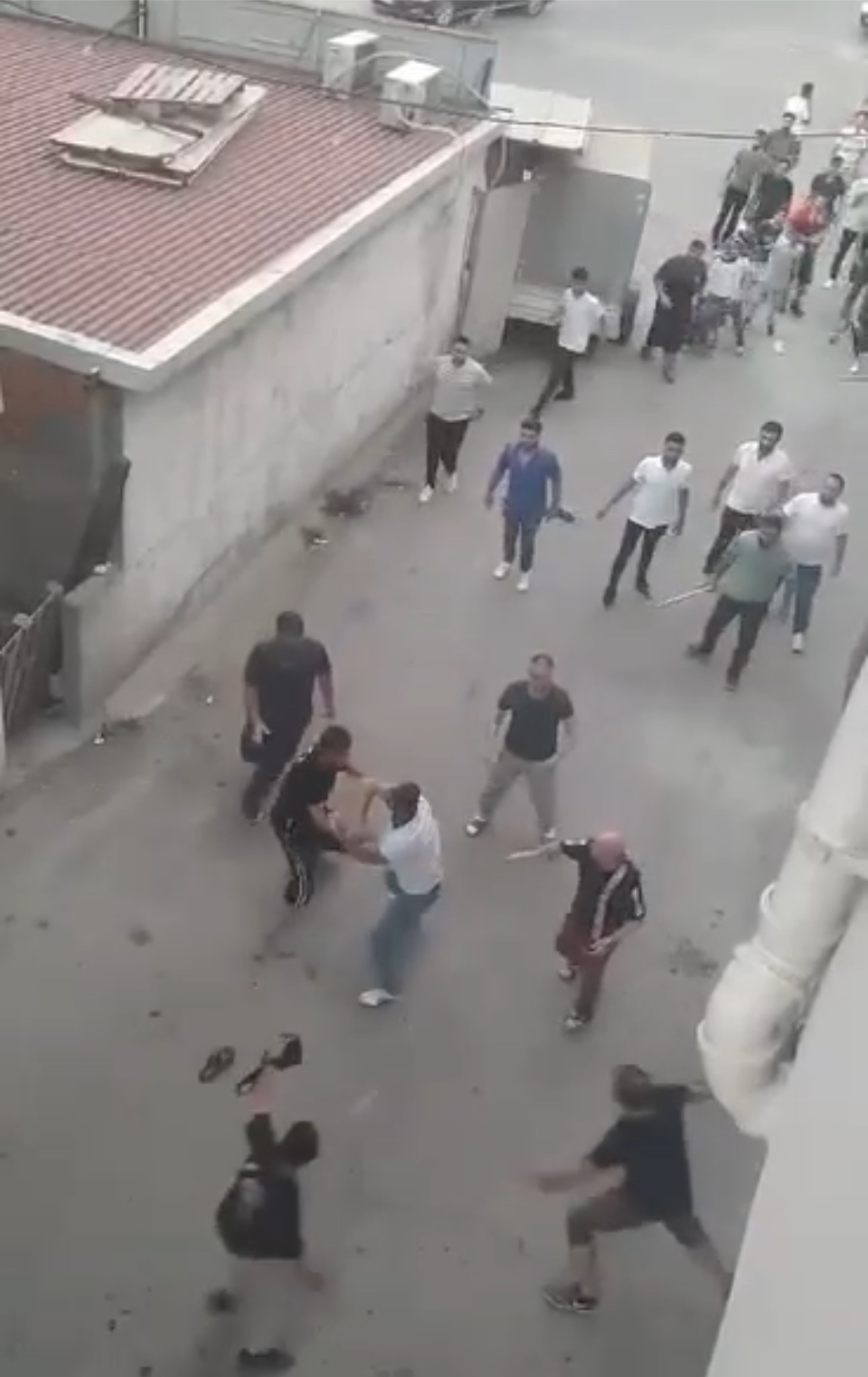 İki grubun kavgası mahalleyi savaş alanına çevirdi