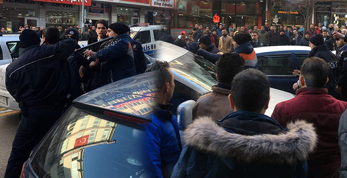 İki grubun kavgası trafiği kilitledi