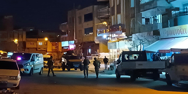 İki grup arasında sokak ortasında silahlı çatışma! 1'i polis 2 ölü