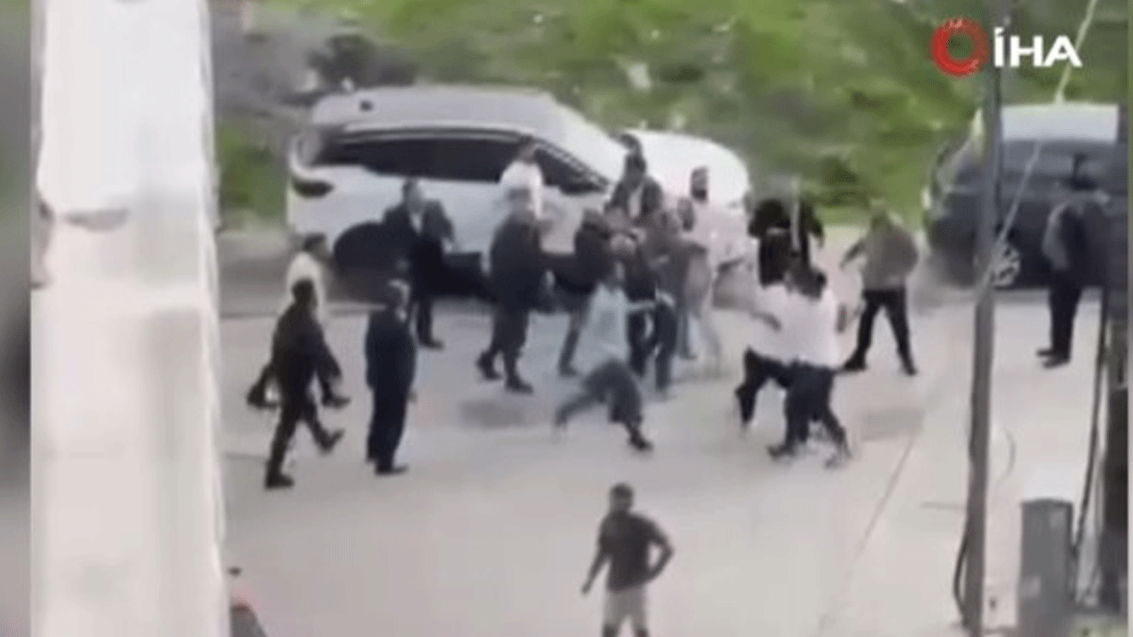 İki grup birbirine bıçaklarla saldırdı! O anlar kameraya yansıdı!