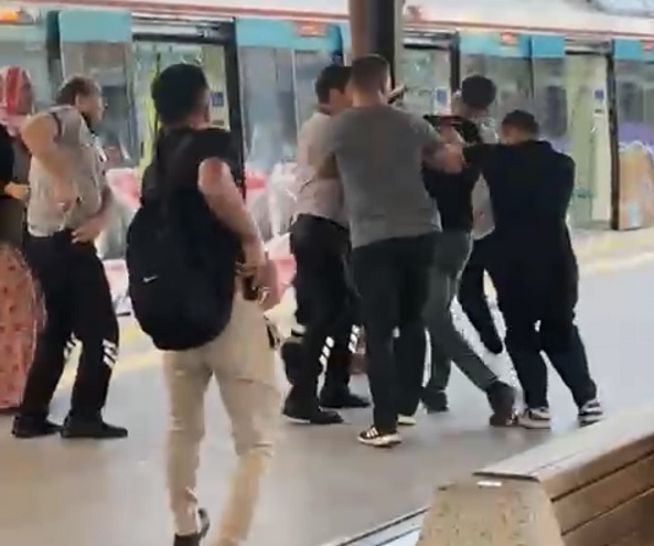 İki grup birbirine girdi! Ring değil Marmaray istasyonu