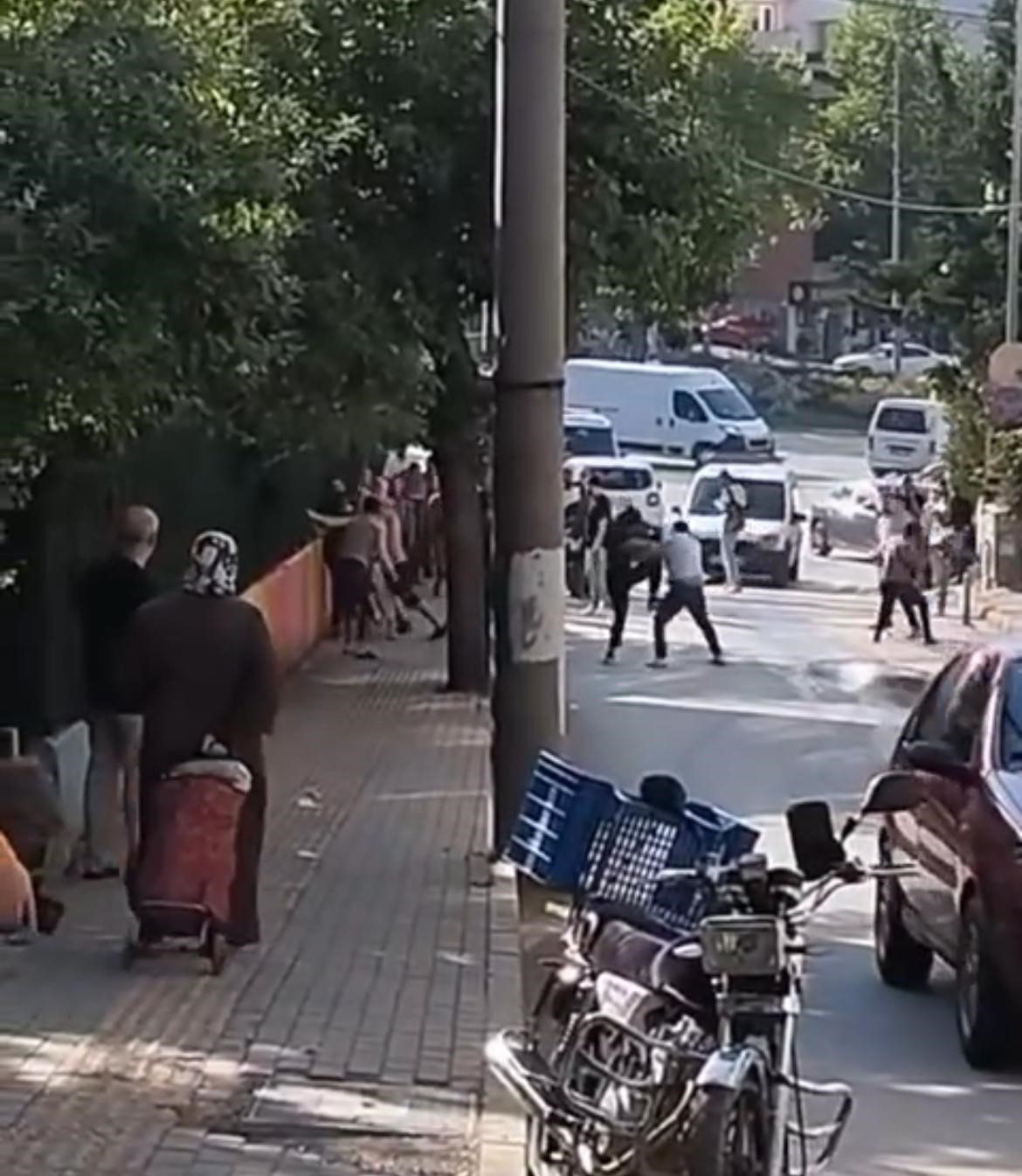 İki grup sokak arasında kavgaya tutuşunca ortalık meydan muharebesine döndü
