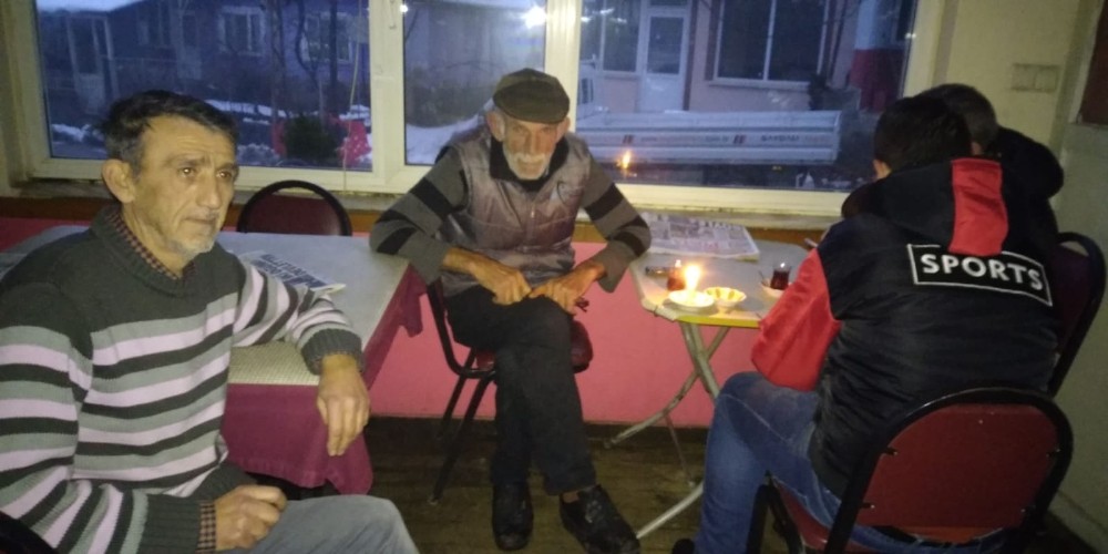 İki gündür mum ışığında oturuyorlar 