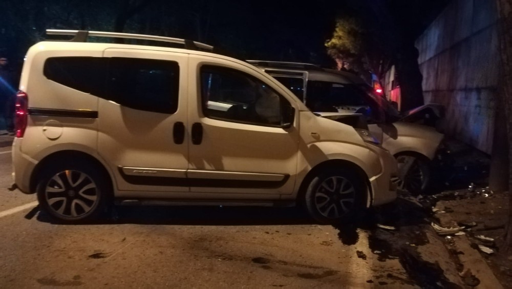İki hafif ticari araç çarpıştı: 5 ağır yaralı 