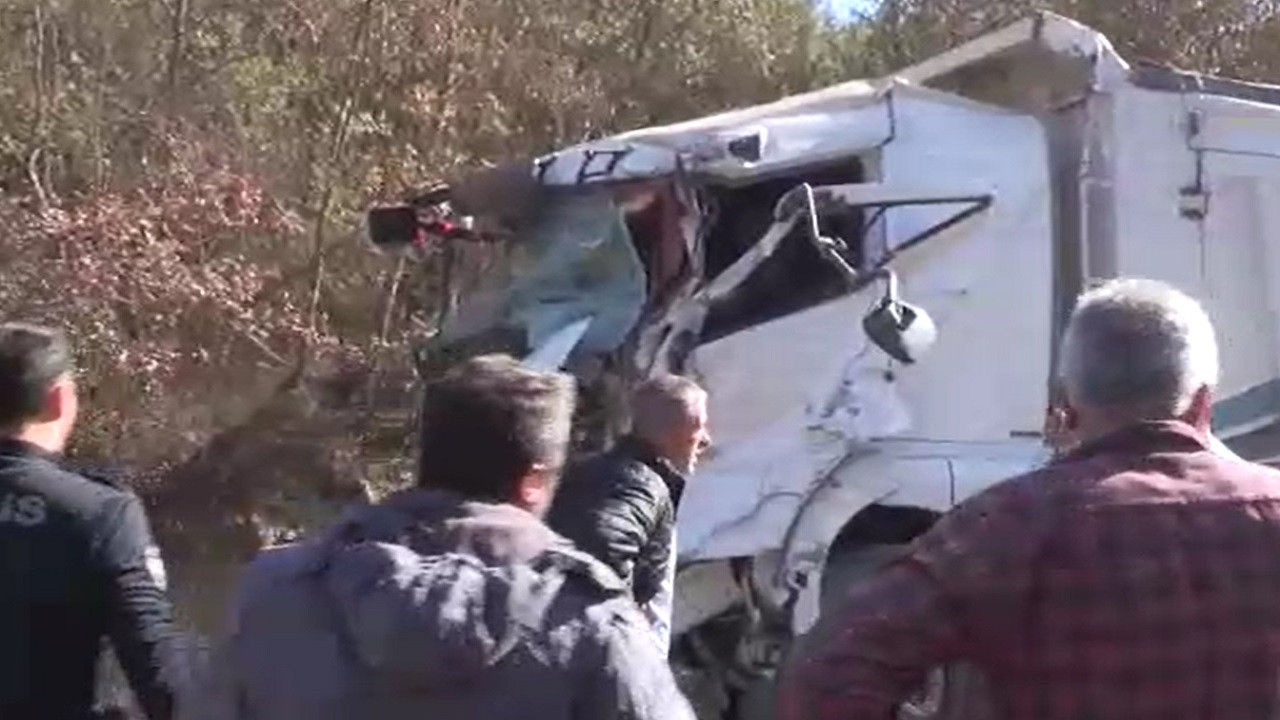 İki hafriyat kamyonu çarpıştı!