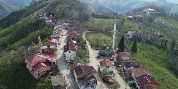 İki il arası 5 metre olan mahallede balkondan balkona bayram kutlaması