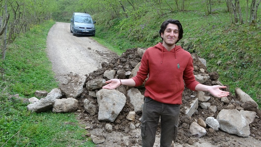 İki ilin alternatif köy yoluna ‘molozlu’ barikat 