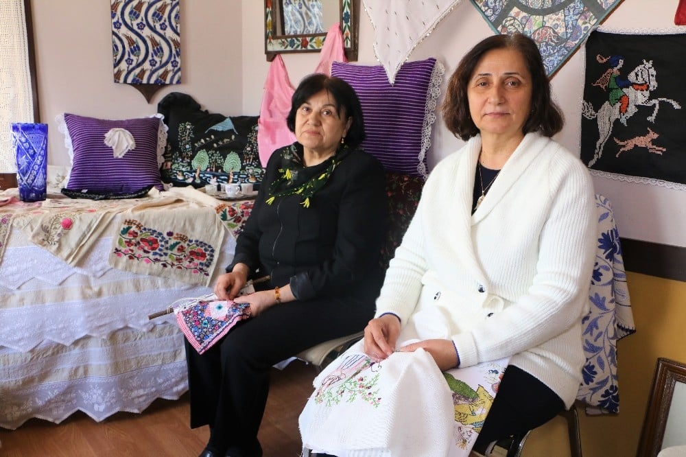 İki kadın asırlık çeyiz ve peşkirleri gün yüzüne çıkartıyor 