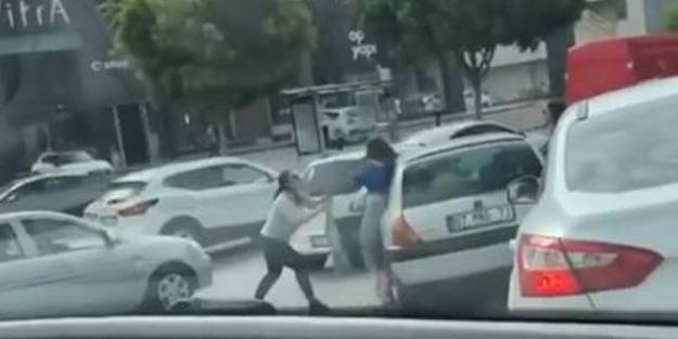 İki kadın trafikte saç baş kavgaya tutuştu! İşte o anlar
