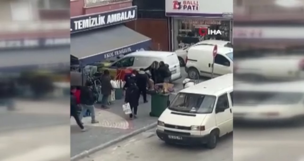 İki kadının sözlü tartışması kavgaya döndü! O anlar kamerada