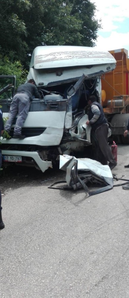 İki kamyon kafa kafaya çarpıştı: 2 yaralı 