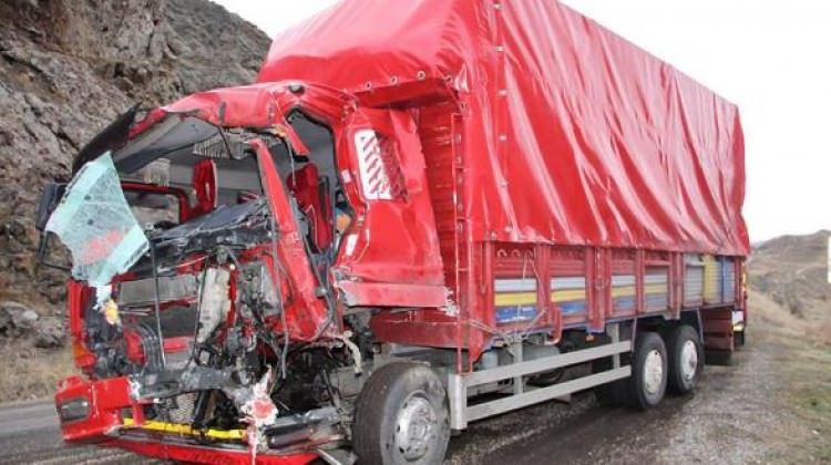 İki kamyon kafa kafaya çarpıştı: 5 yaralı
