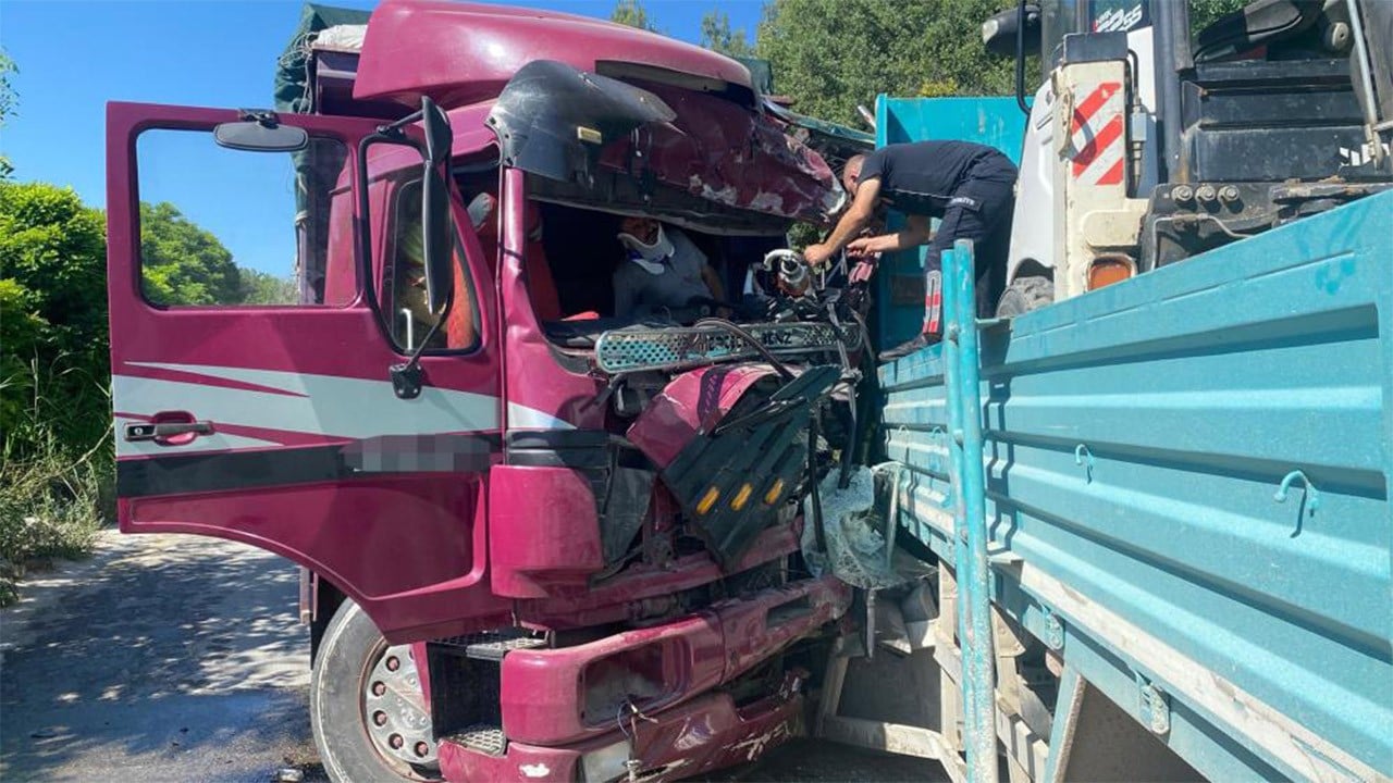 İki kamyon virajda kafa kafaya çarpıştı: 1 ölü 2 yaralı
