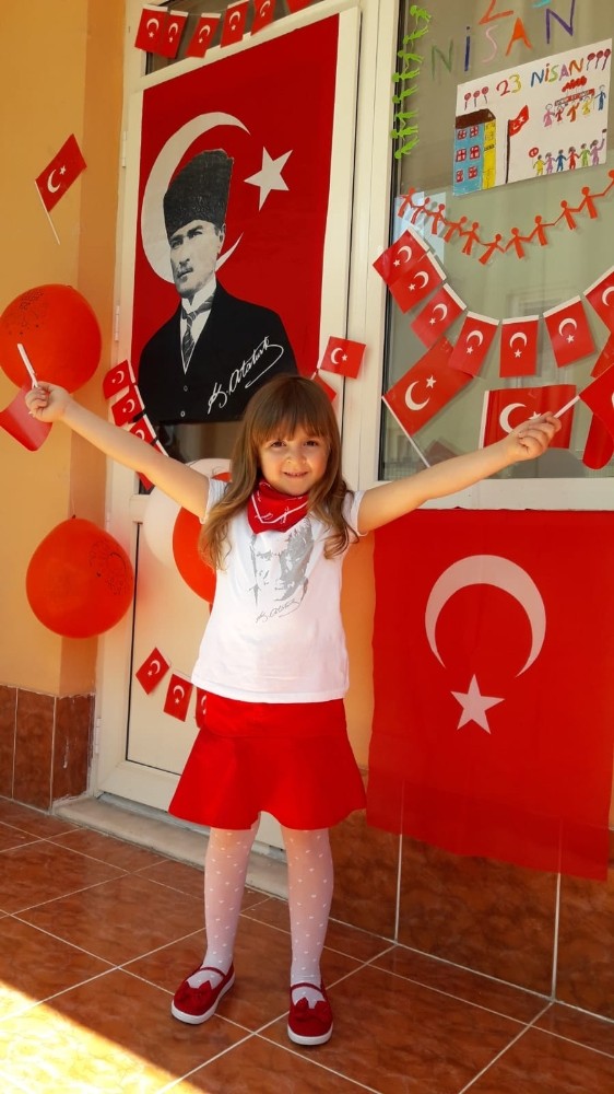 İki kardeş, 23 Nisan coşkusunu evlerine taşıdı 