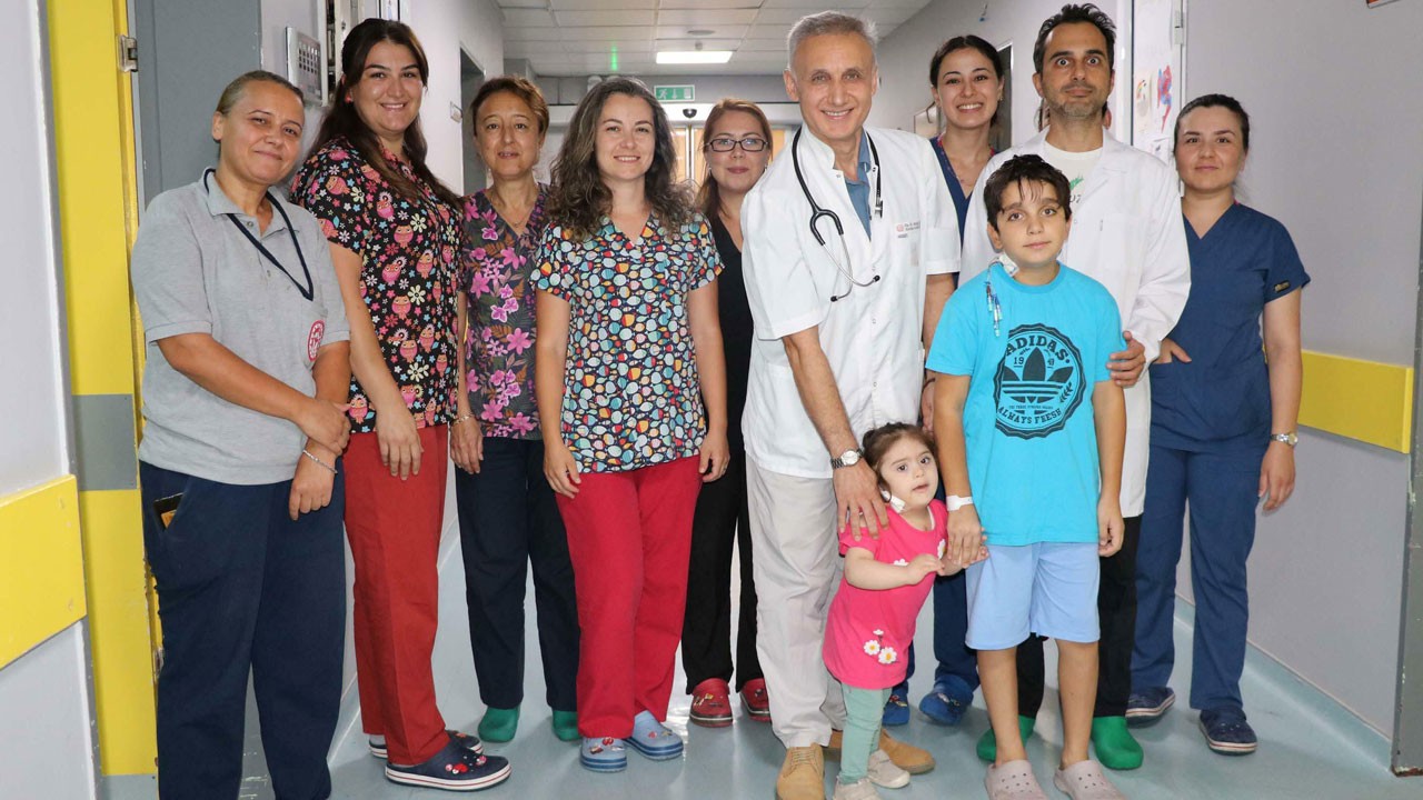 İki kardeş bir gün arayla kalp ameliyatı oldu