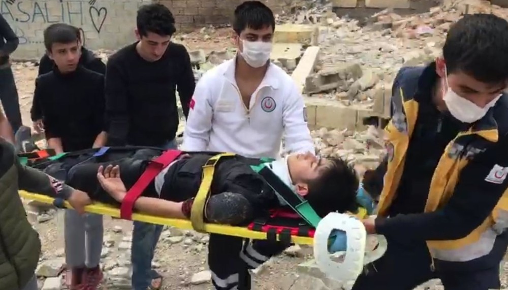 İki kardeş çöken metruk evin altında kaldı 