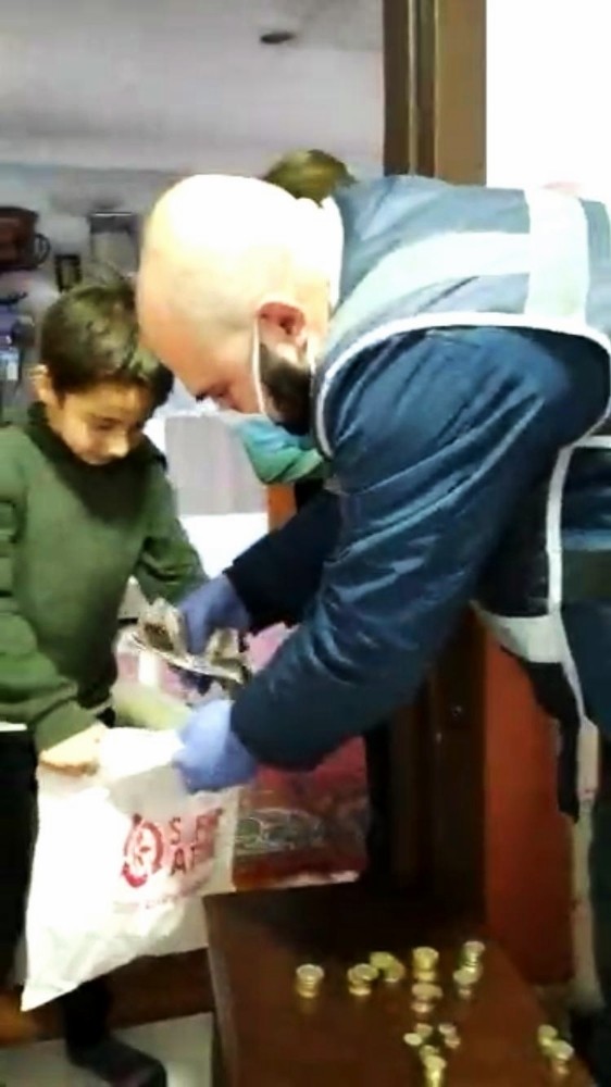 İki kardeş kumbaralarındaki 445 TL’yi Milli Dayanışma Kampanyası’na bağışladı 