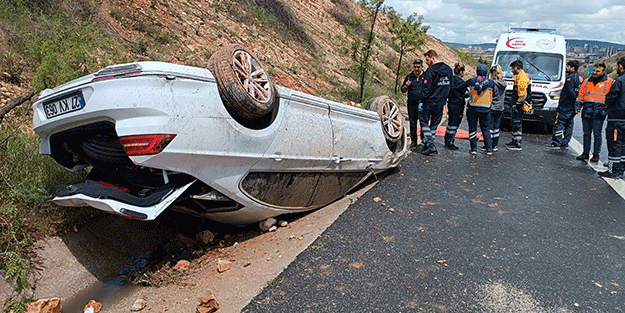 İki kardeşin bulunduğu araç takla attı