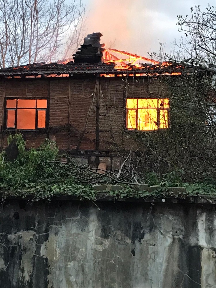 İki katlı ahşap ev alevlere teslim oldu 