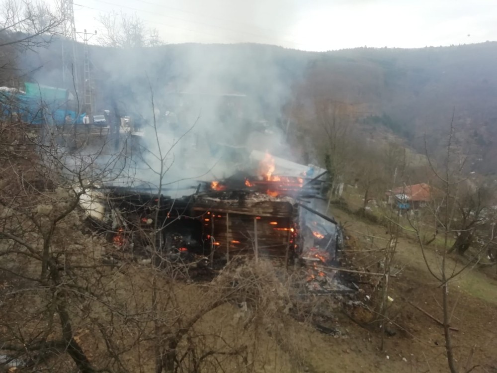 İki katlı ahşap ev yangında küle döndü 