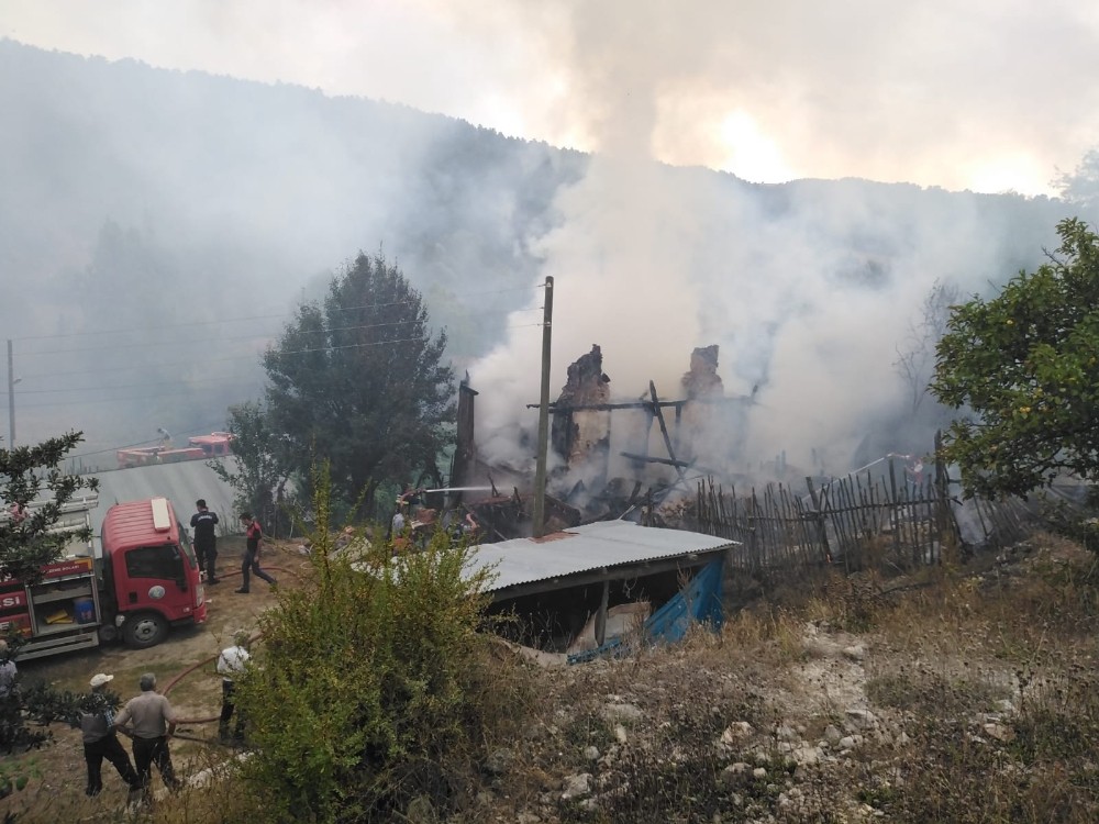 İki katlı ev alevlere teslim oldu 