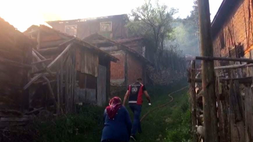 İki katlı ev yangında kullanılmaz hale geldi 
