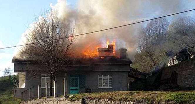 İki katlı evin çatısı alev alev yandı