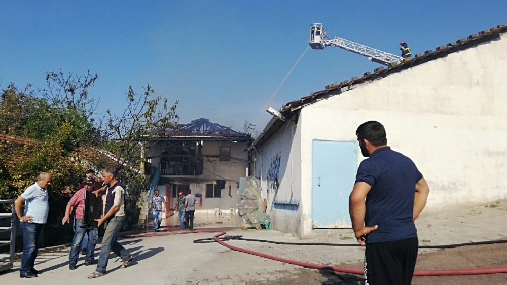 İki katlı evin çatısı çıkan yangında küle döndü 