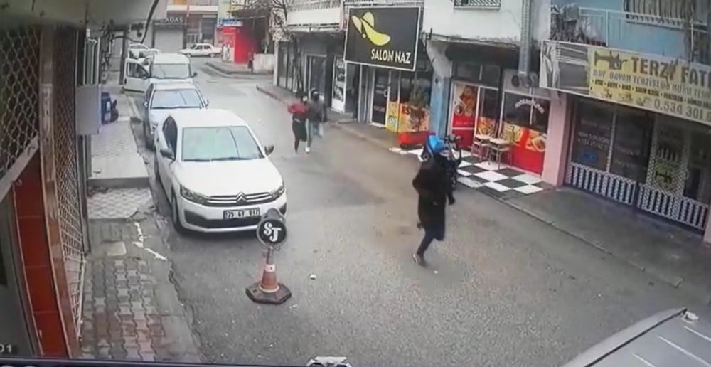 İki kişiyi vuran soyguncuların soygun anı ve kaçışı kamerada 