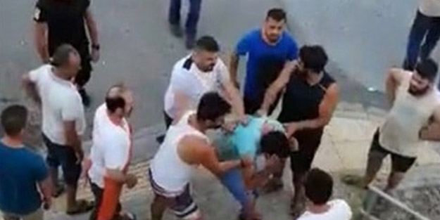 İki kız kardeşe sözlü tacizde bulundu! Vatandaşlardan meydan dayağı
