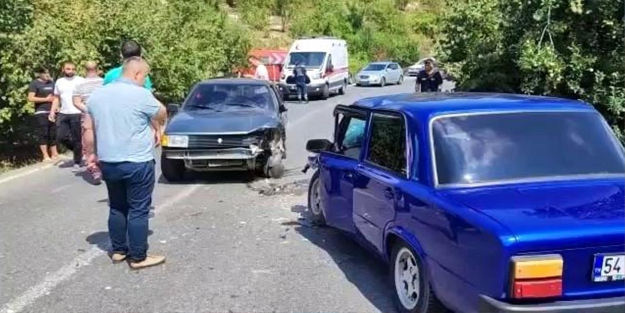 İki klasik otomobil kafa kafaya çarpıştı: 2 yaralı