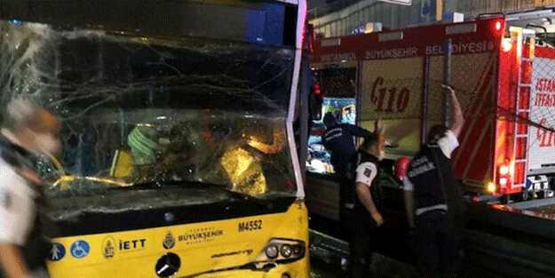 İki metrobüs birbirine girdi! Ortalık can pazarına döndü
