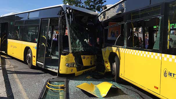 İki metrobüs kafa kafaya çarpıştı: Çok sayıda yaralı var