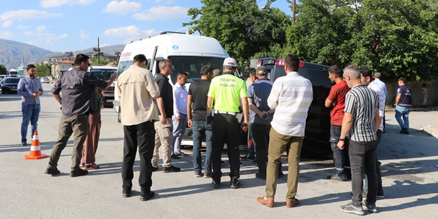 İki minibüs birbirine girdi: Çok sayıda yaralı var