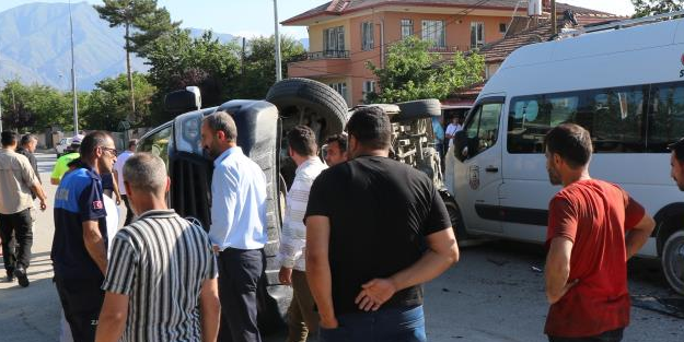 İki minibüs çarpıştı! Yaralılar var
