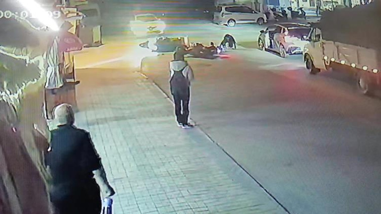 İki motosiklet kavşakta çarpıştı! O anlar kamerada