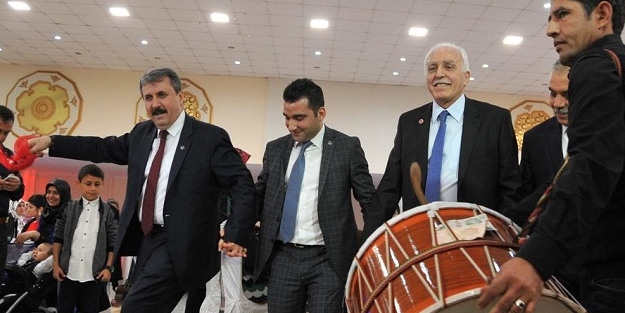 İki Mustafa halay çekti!