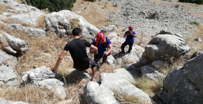İki öğrenci doğa gezisi için çıktıkları dağda mahsur kaldı